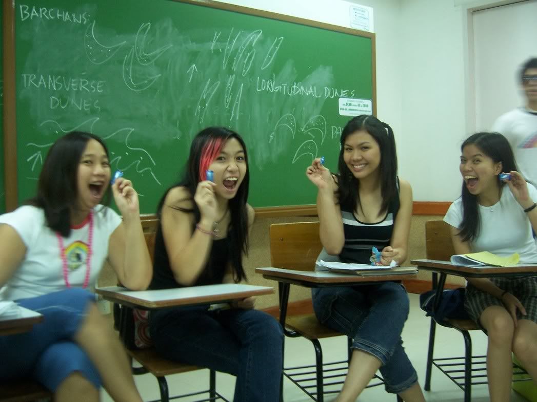 Les, Jill, Sara and Lau advertising candy that Derek gave away? Think about it. Image hosted by Photobucket