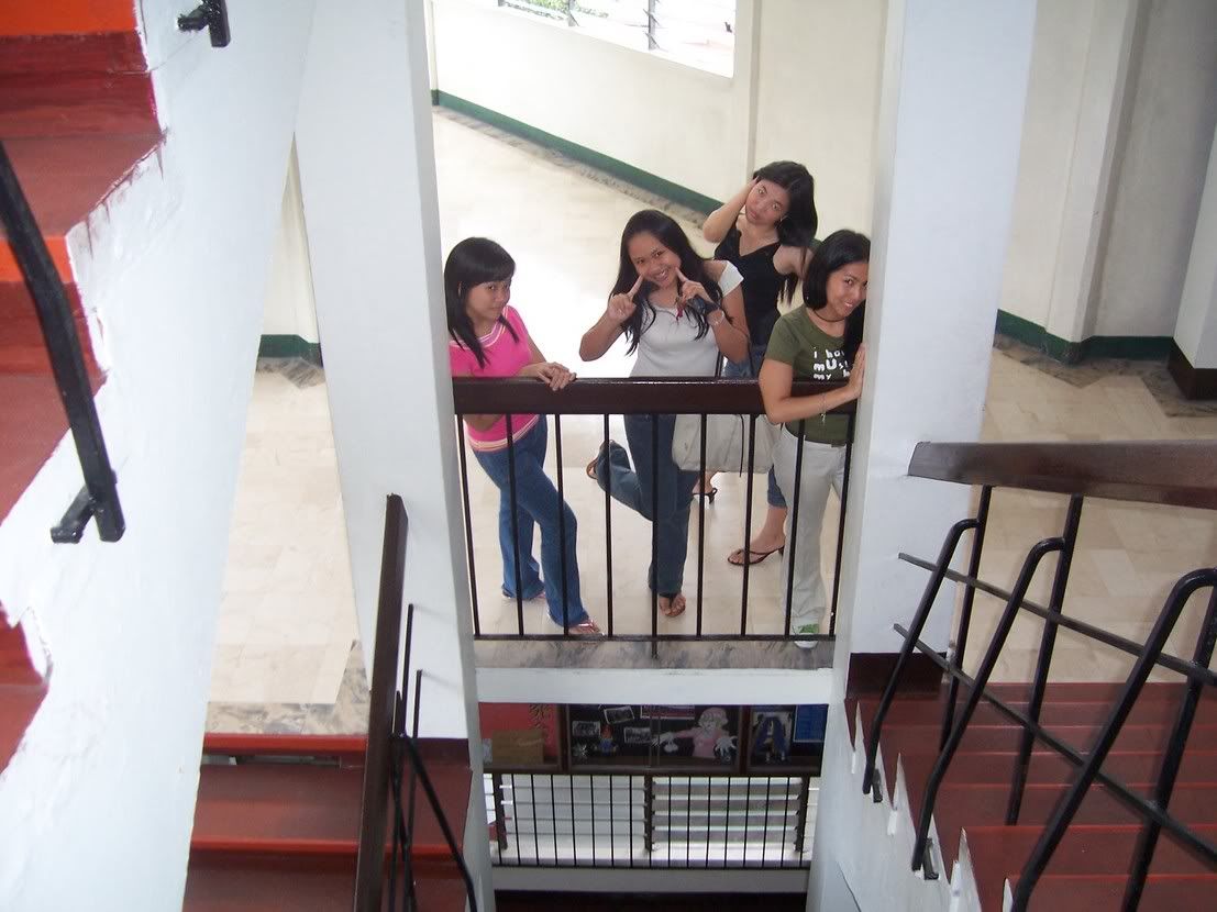 One of my so-called dream locations, with Ariane, Marcia, Jana and Clarence obliging. Image hosted by Photobucket
