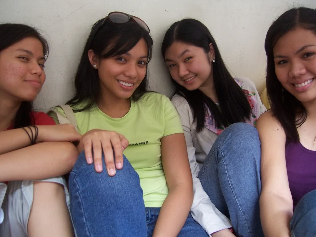 In a photo that weirdly reminds me of Desparate Housewives, it's Lau, Jaja, Jackie and Sara. Image hosted by Photobucket
