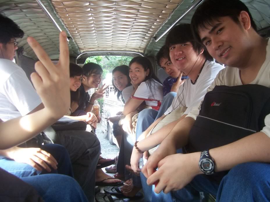 We're leaving, fianlly, fifteen minutes behind schedule. That's Sars' hands flashing two fingers right there. Also in the photo, fron left: Ariane, Kizia, Clarence, Jana, Jason, Huey and Derek.