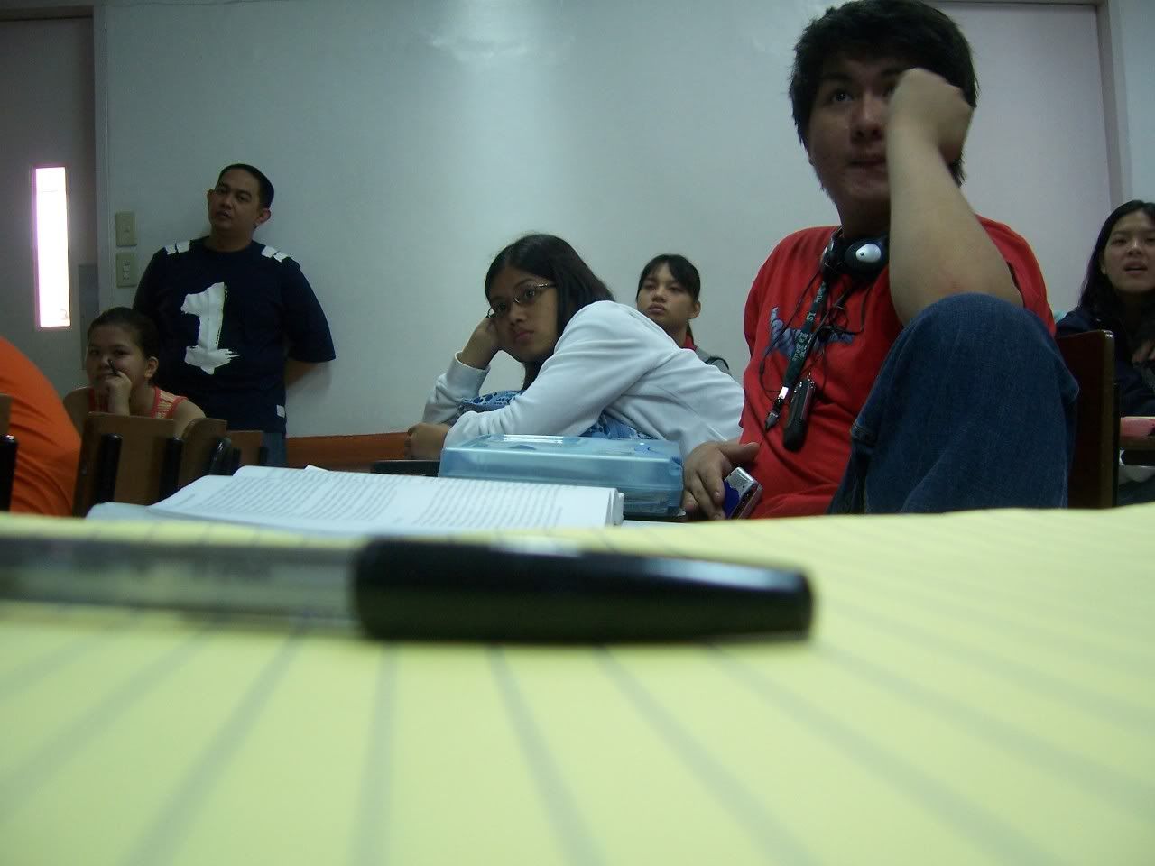 I intended this photo to be a really candid one, but it seems I got too obvious. I'd be lying if I still said this is candid. Look closely at Sars and Sir Marasigan. Image hosted by Photobucket