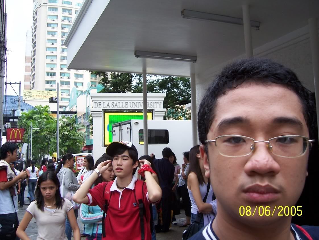Waiting at South Gate - and really bored. Image hosted by Photobucket