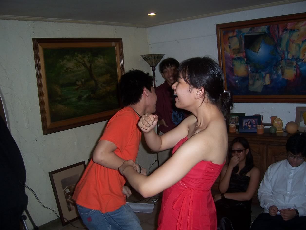 Disregard Jino and Icka for a while and look closely at the photo. Seriously, that was how tired I got that day. Image hosted by Photobucket