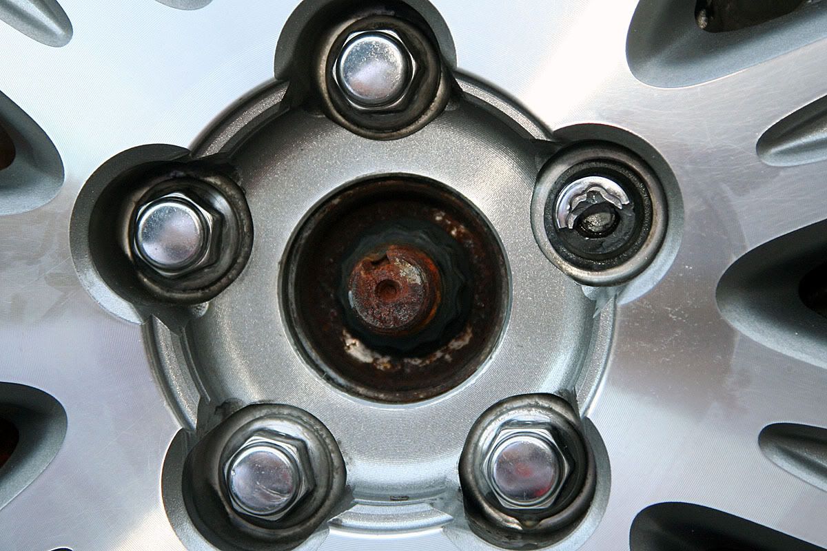 Broken lug nut in car Suggestions, please (photos)