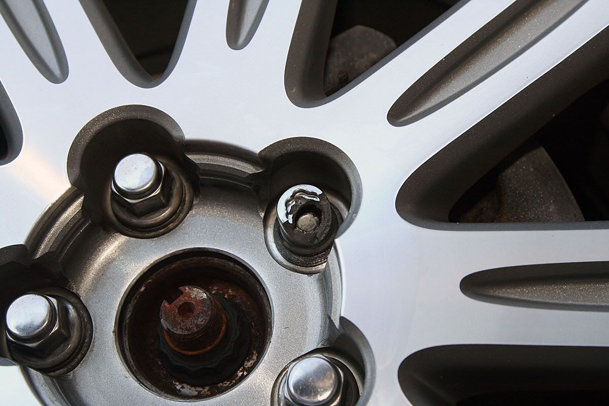 Broken lug nut in car Suggestions, please (photos)