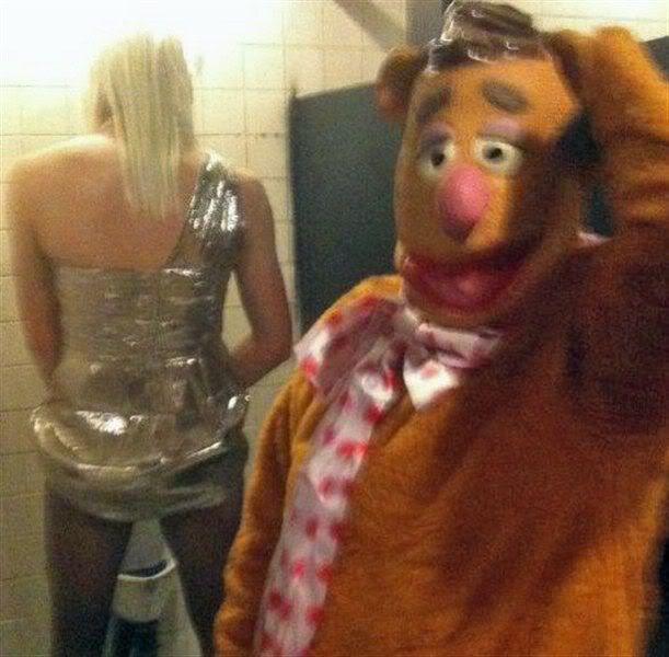 confused-fozzie-Muppet-girl-peeing-1296239300A.jpg