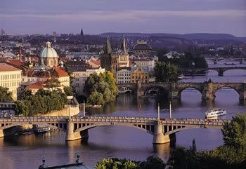 Prague surplombe la Vltava