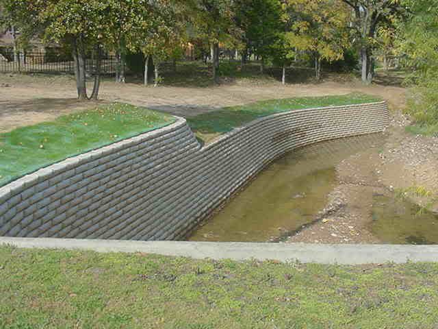 Poured concrete arena retaining wall