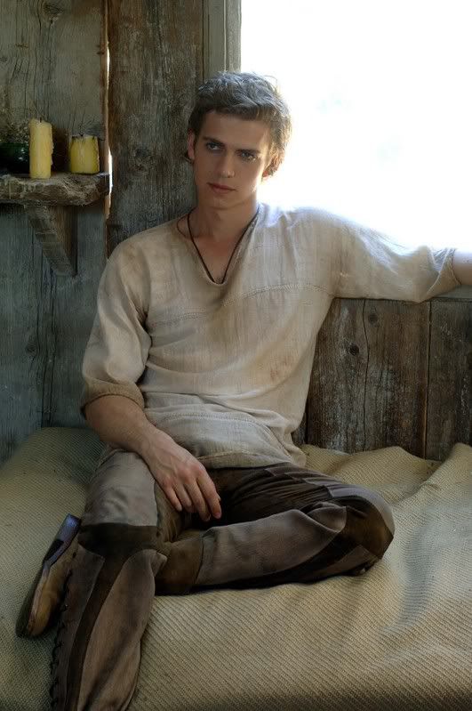 http://i23.photobucket.com/albums/b387/mrsmoon1/hayden%20christensen/7-1.jpg