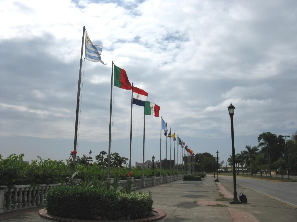 Photograph of the Plaza de la Unidad Iberoamericana at the entrance of the Amador Causeway.