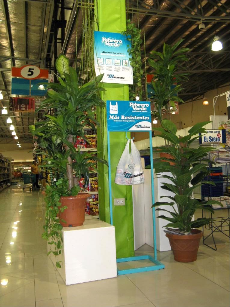 A closer view of the new degradable plastic bag displayed at El Machetazo supermarket in San Miguelito.