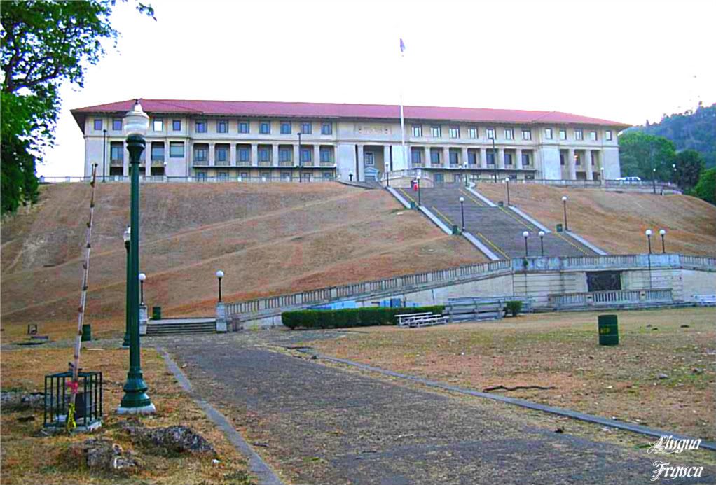 A panoramic view of the Administration Building. We are in the midst of the dry season, and you can see that the grass has turned brownish because of the blazing sun. (Credit: Omar Upegui R.)