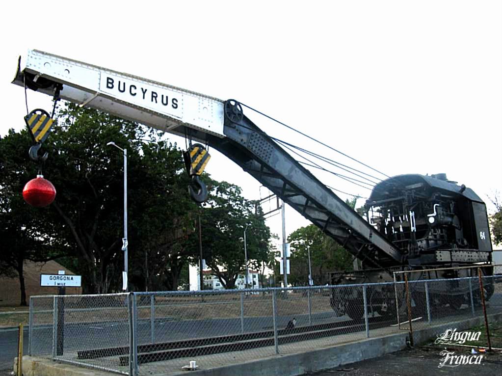 Photograph of the formiadable heavy equipment responsible for the construction of the Panama Canal. (Credit: Omar Upegui R.)