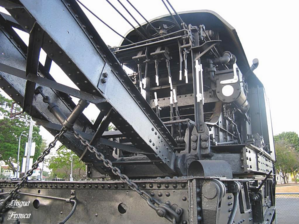 An impressive front view of the railway crane with all its complex operating equpment neatly painted in black and white. (Credit: Omar Upegui R.)