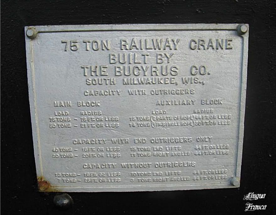 Photograph of metallic plate attached to the railway crane indicating the builder of the heavy equipment. (Credit: Omar Upegui R.)
