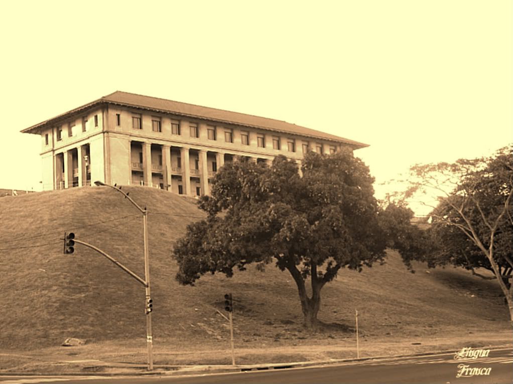 Even though this photograph was taken on March 22, 2009, it still evokes the period when it was built. Mabe the traffic lights did not existed then. Everything else is the same, as if time had freezed. (Credit: Omar Upegui R.)