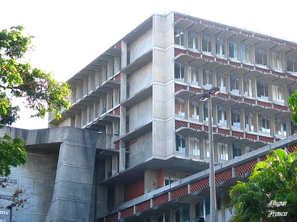 Photograph of a section of the Gorgas Hospital located at Balboa on the Pacific Side of the Isthmus of Panama. (Credit: Omar Upegui R.)