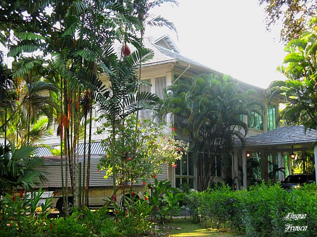 Enjoy the architecture style of the house and the surrounding exotic tropical gardens. (Credit: Omar Upegui R.)