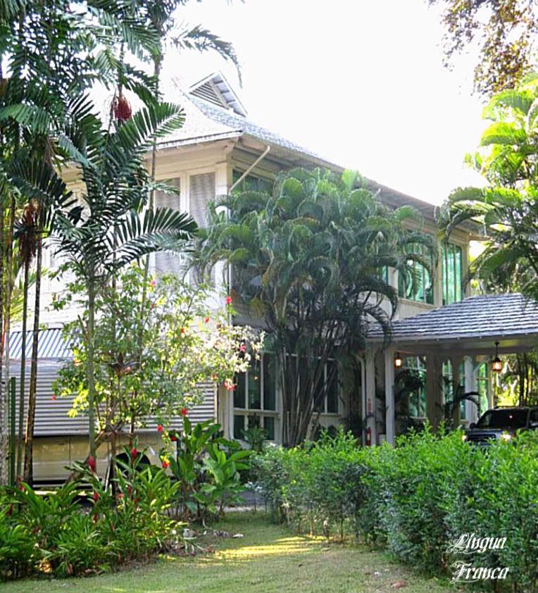View of the front entrance of the Governors House. Notice the thick lush vegetation around the house. (Credit: Omar Upegui R.)