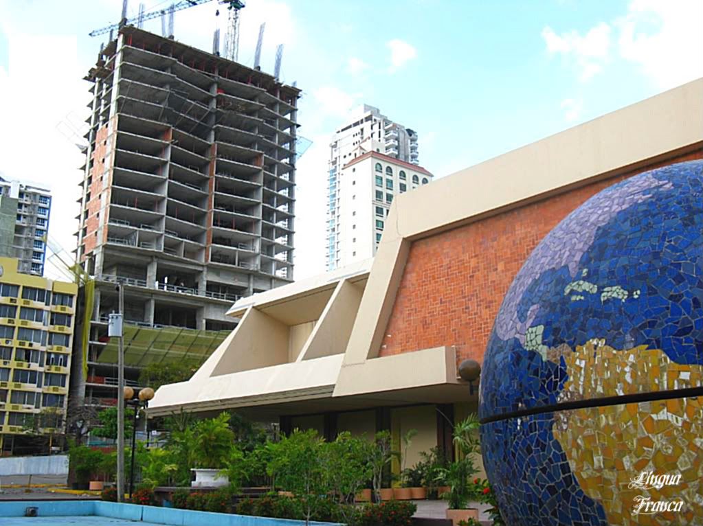 Photograph of one corner of the building where you can appreciate the straight lines that characterized the architecture style of the structure. (Credit: Omar Upegui R.)
