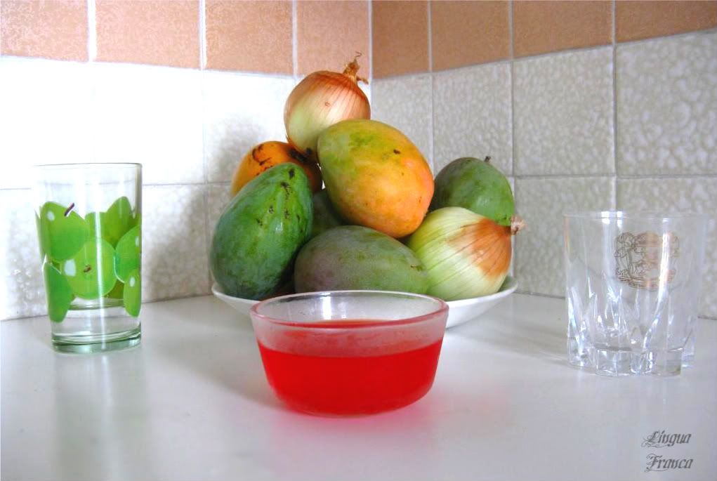 A close up picture of the composition of fruits and onions. Natural light was used with no flash. (Credit: Omar Upegui R.)