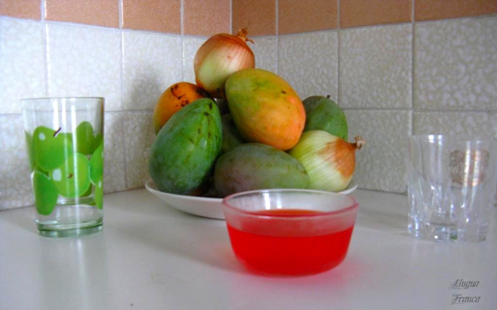 The soft light of the green glass and the red gelatin is gently reflected on the white kitchens formica. (Credit: Omar Upegui R.)