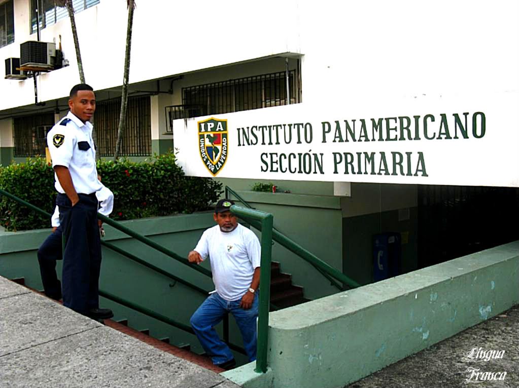 Photograph of the entrance of IPAs Primary School building. These are three security personnel who were waiting for their starting shift. (Credit: Omar Upegui R.)