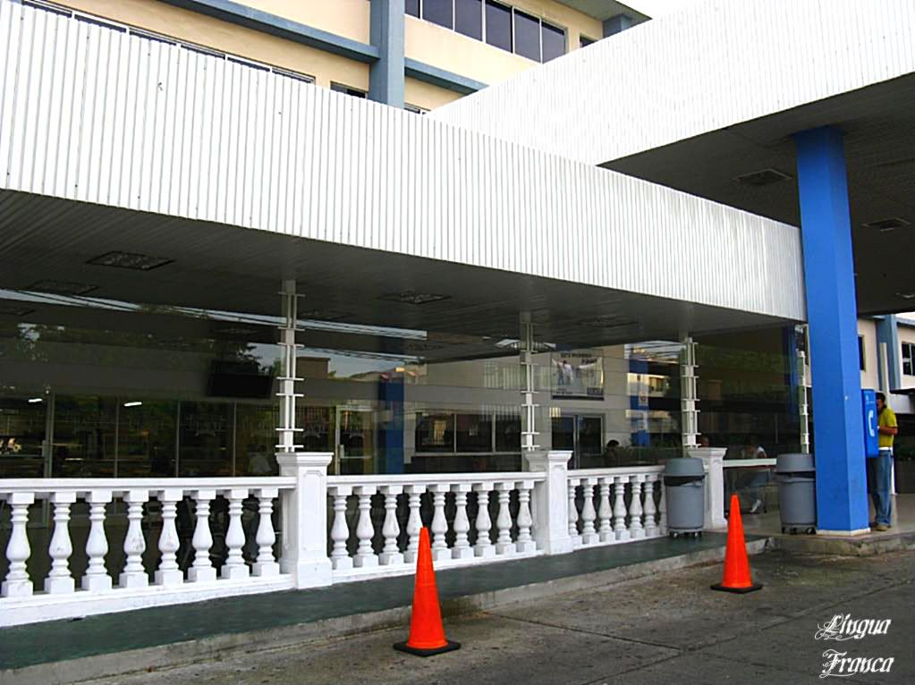 Another view of the terrace of the cafeteria with beautiful white ornamentations. (Credit: Omar Upegui R.) (