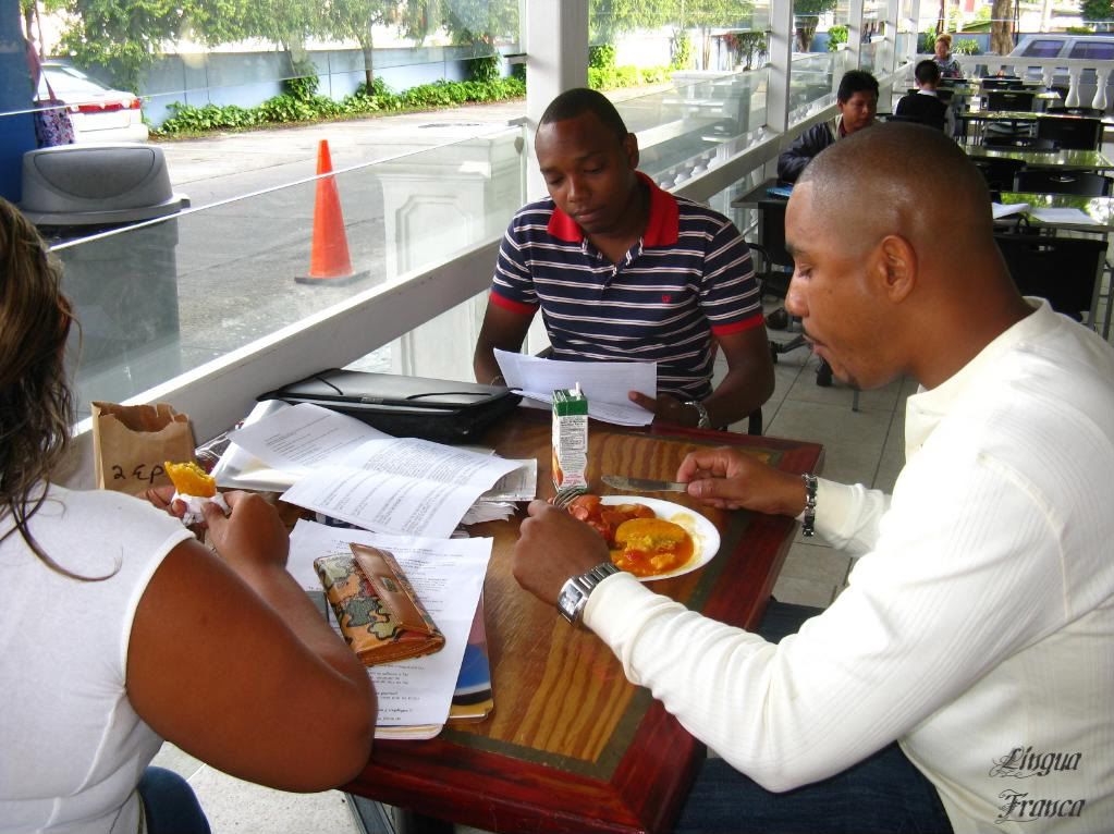 These students were putting something inside their stomachs before starting their academic activities of the day. (Credit: Omar Upegui R.)