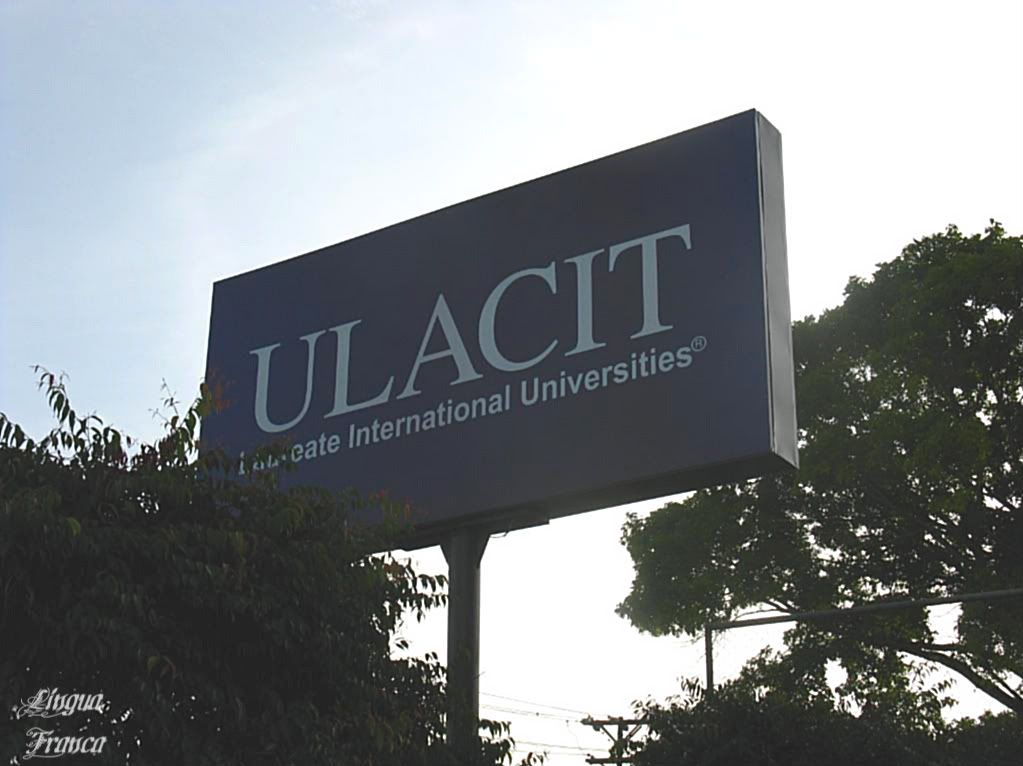 Picture of a large ULACIT blue sign outside the college premises at daybreak. (Credit: Omar Upegui R.)