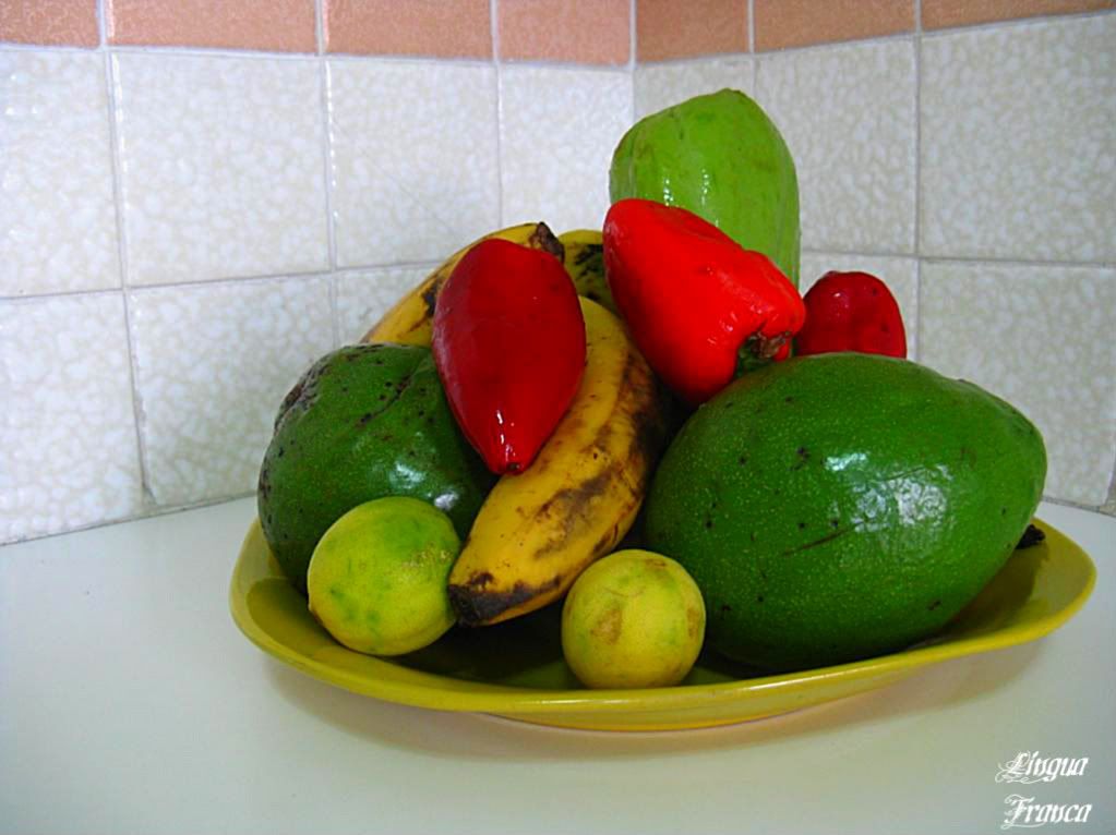 A plate covered with bananas, avocados, lemons, red sweet peppers and a chayote. (Credit: Omar Upegui R.)