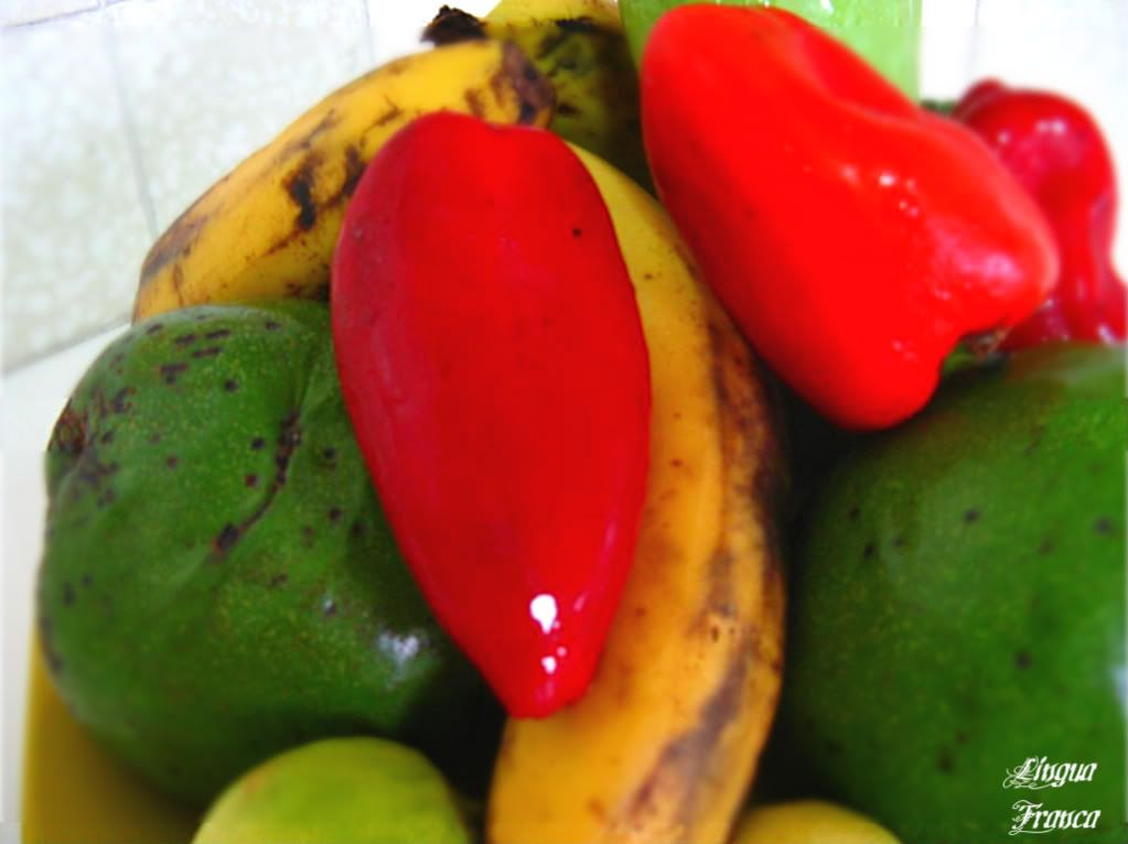 A closer view of the yellow plate covered with vegetables and fruits in our kitchen counter. (Credit: Omar Upegui R.)