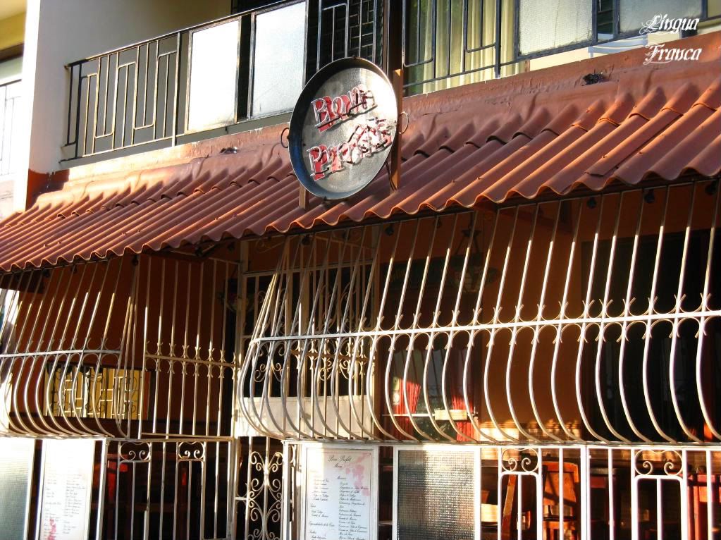 View of the entrance of the Bon Profit Restaurant. Notice the attractive ironworks which is called pecho de paloma (Pidgeons Breast). (Credit: Omar Upegui R.)