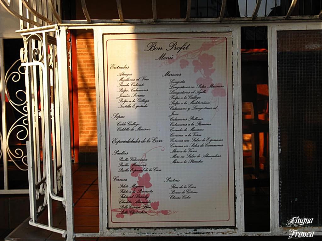 Picture of a Spanish menu located on the entrance of the restaurant. (Credit: Omar Upegui R.)