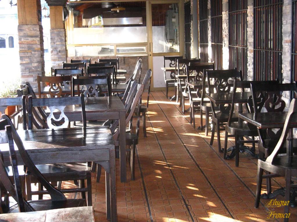Picture of the empty seats and tables of Sanchos Corner on an early Sunday morning. (Credit: Omar Upegui R.)
