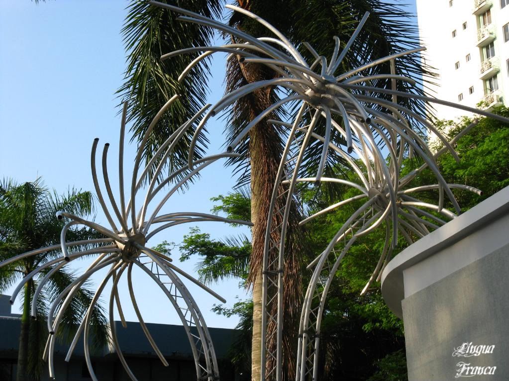A closer picture of the three metallic palm trees. Notice how well they blend in with the natural one behind it. (Credit: Omar Upegui R.)