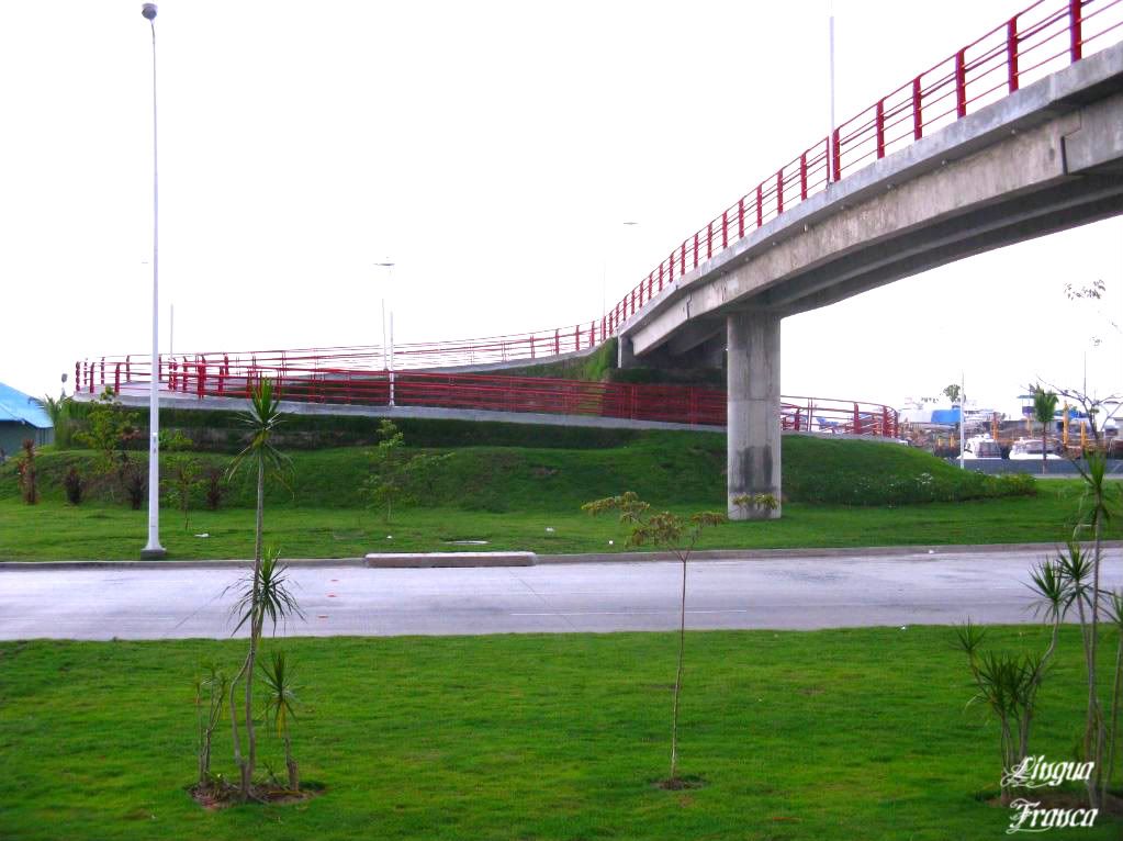Part of a pedestrian bridge crossing a four lane highway at la Cinta Costera in Panama City, Panama. (Credit: Omar Upegui R.)