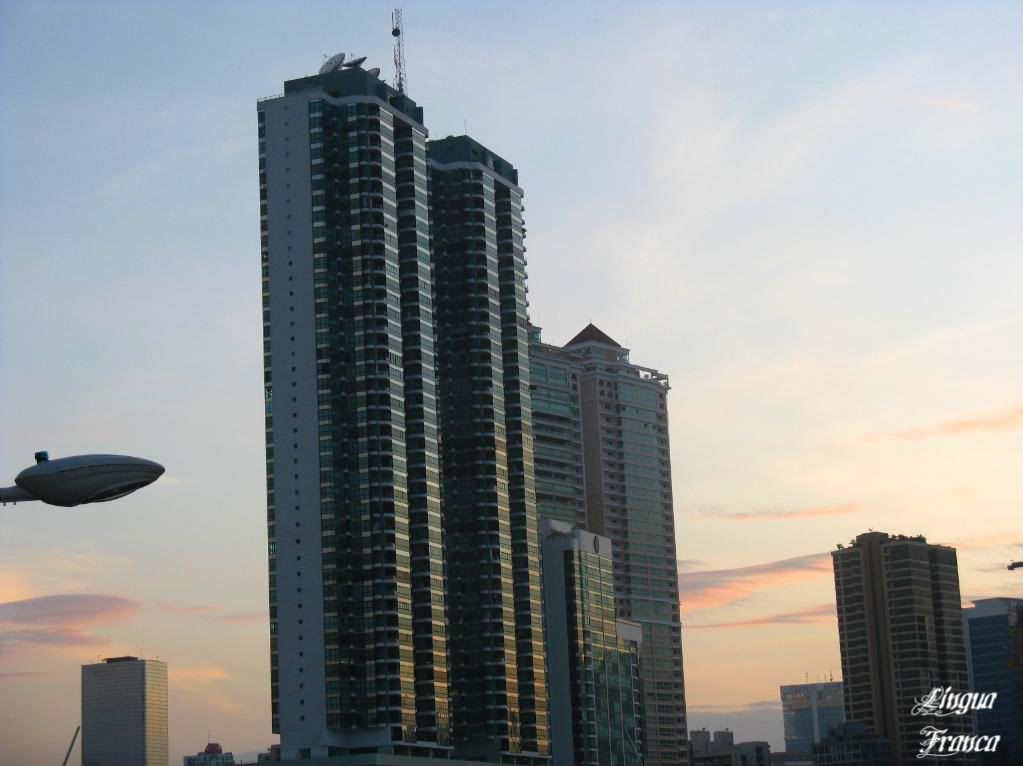 Photograph of a complex lush apartment building besides the Miramar Hotel at Avenida Balboa in Panama City, Panama. (Credit: Omar Upegui R.)