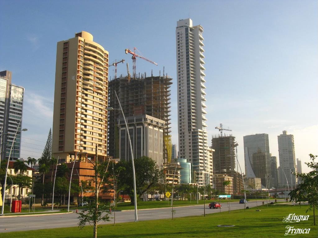 A cluster of modern buildings in front of la Cinta Costera which adds beauty to the urban landscape of the city. Notice two more buildings under construction. (Credit: Omar Upegui R.)