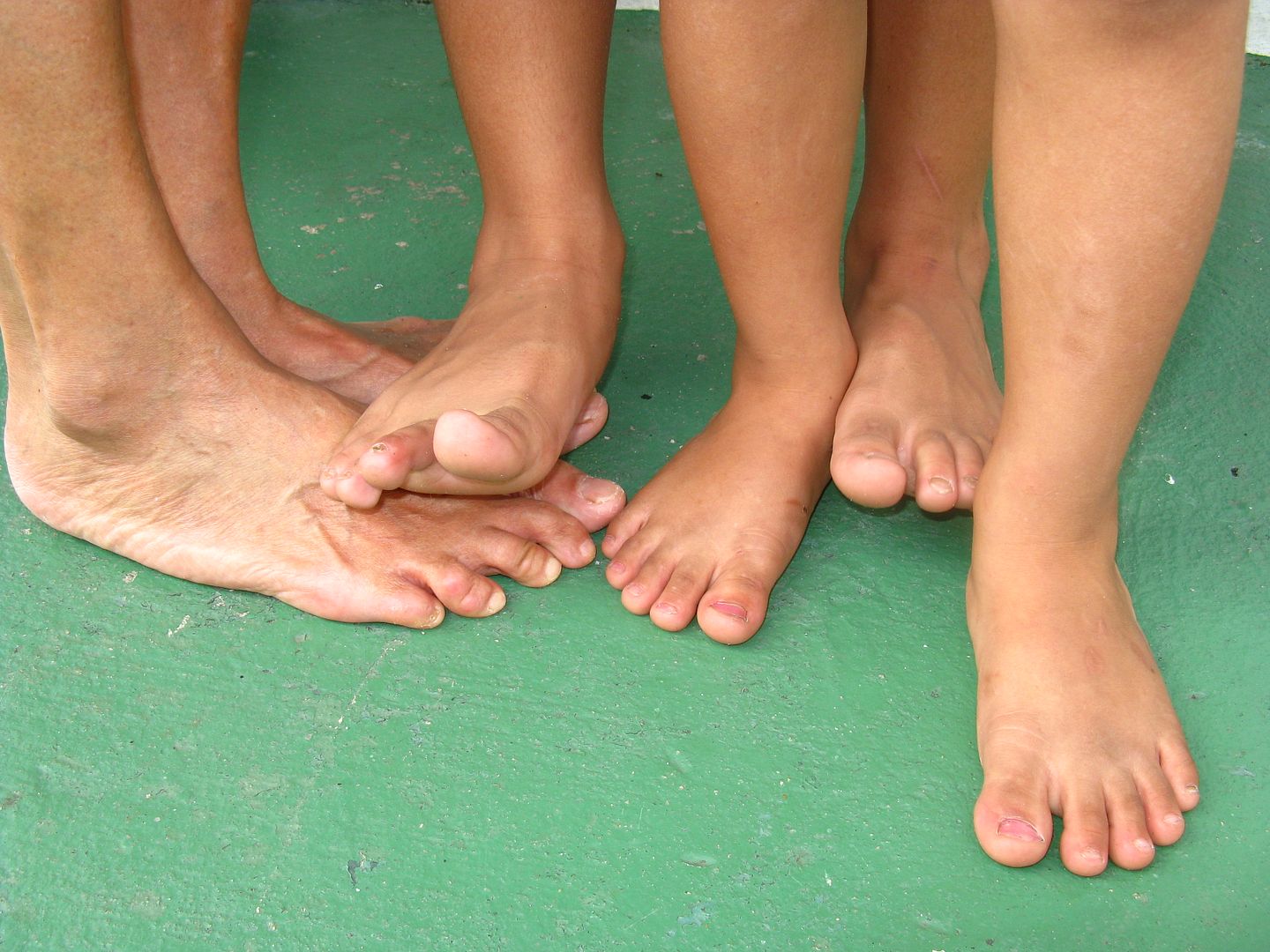 Two generation of feet whose responsibility is to make us move and make things done. (Credit: Omar Upegui R.)