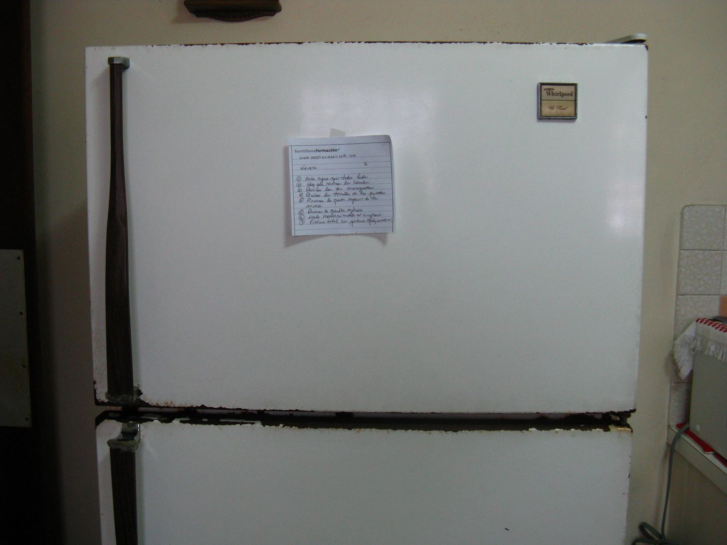 Photograph of our rusty Whirlpool refrigerator. (Credit: Omar Upegui R.)