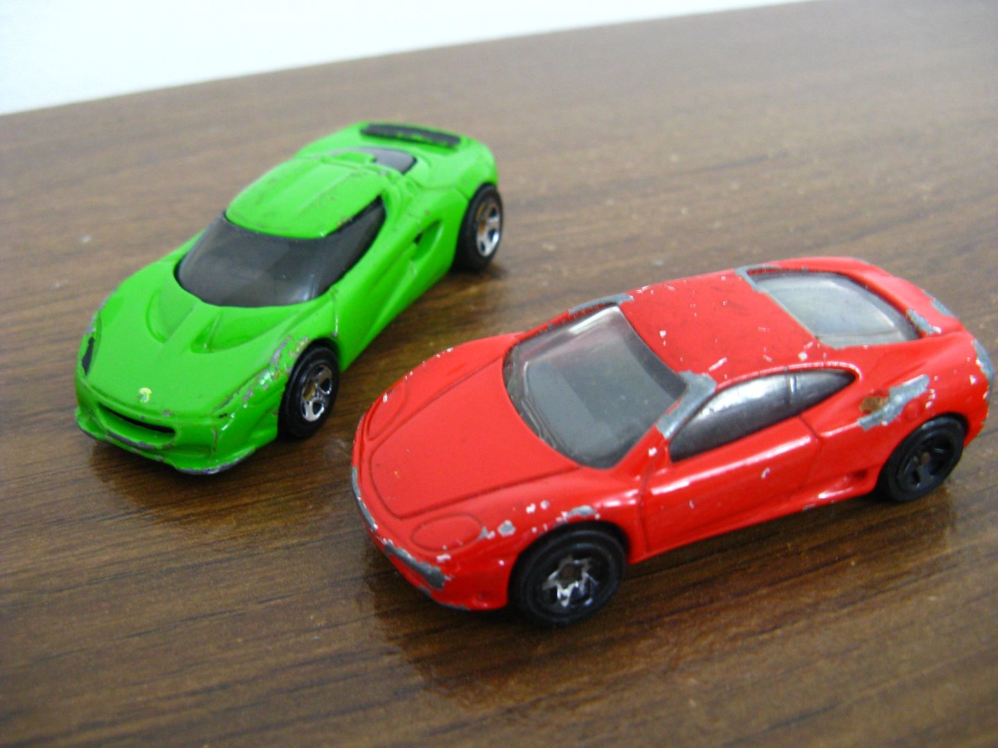 In this picture you can easily detect the bruises on the body of the toy cars. (Credit: Omar Upegui R.)