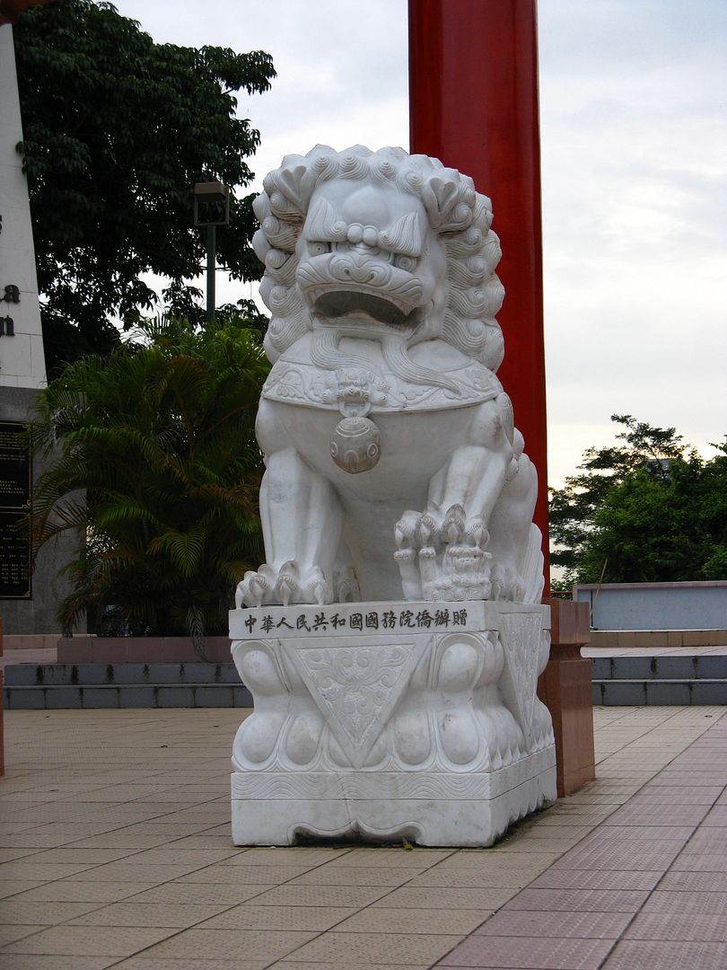 Photograph of a beautiful statue of a guardian lion at the Chinese memorial of the Bridge of the Americas. (Credit: Omar Upegui R.)