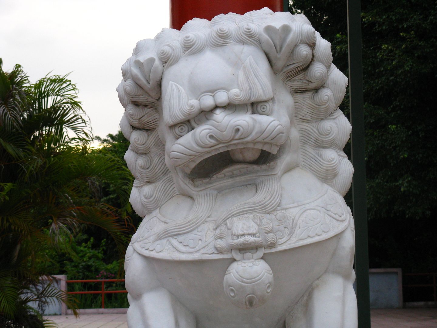 A close up view of a Chinese guardian lion at the Chinese observatory beside the Bridge of the Americas in Panama City, Panama. (Credit: Omar Upegui R.)