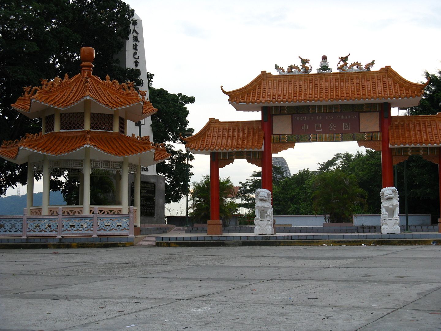 Photograph of the Chinese memorial located at the Bridge of the Americas. You can distinguish the white marble statutes of the lions at the entrance of the site. (Credit: Omar Upegui R.)
