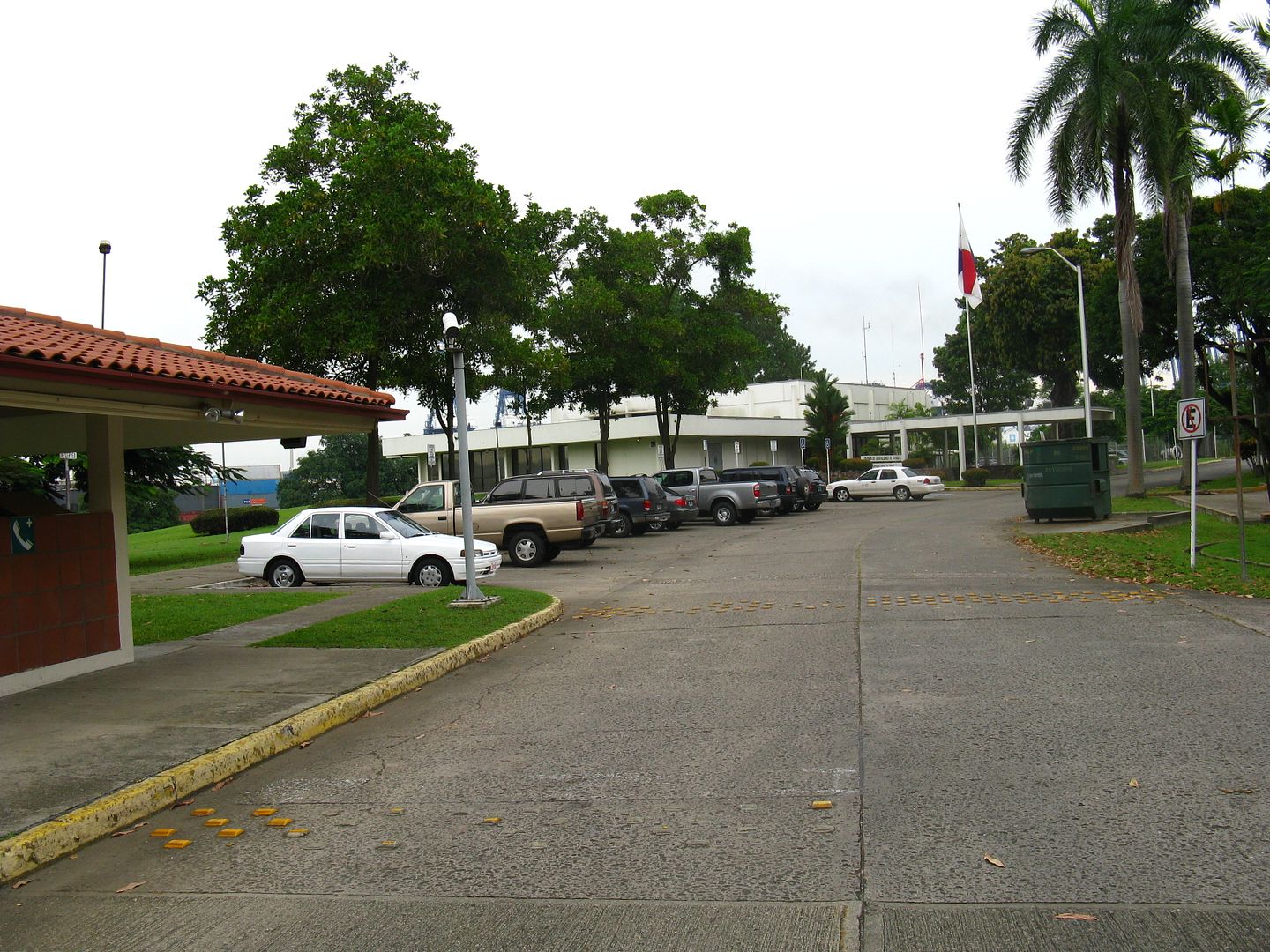 Photograph of the strategic Marine Traffic Control Center with the Panamanian flag at the entrance of the building. (Credit: Omar Upegui R.)