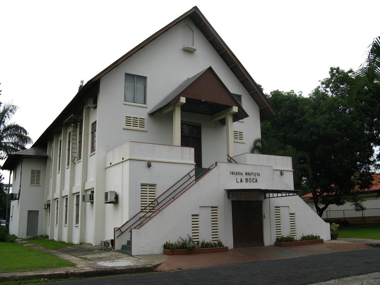Another view of the christian church which was one of many that abunded in the Panama Canal Zone sponsored by the Panama Canal Commission. (Credit: Omar Upegui R.)