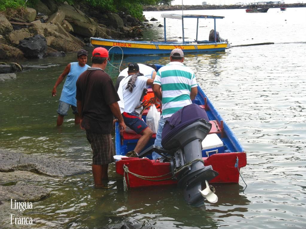 Photograph of several persons getting ready for a fishing trip to Panama Bay. You see the fishing net at the front of the boat. (Credit: Omar Upegui R.)