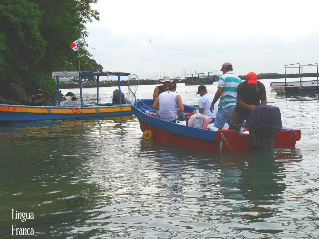 Anchors ahoy. The boat is leaving the fishing post and the party is probably thinking of the fishes they will bring back when the day is over. (Credit: Omar Upegui R.)