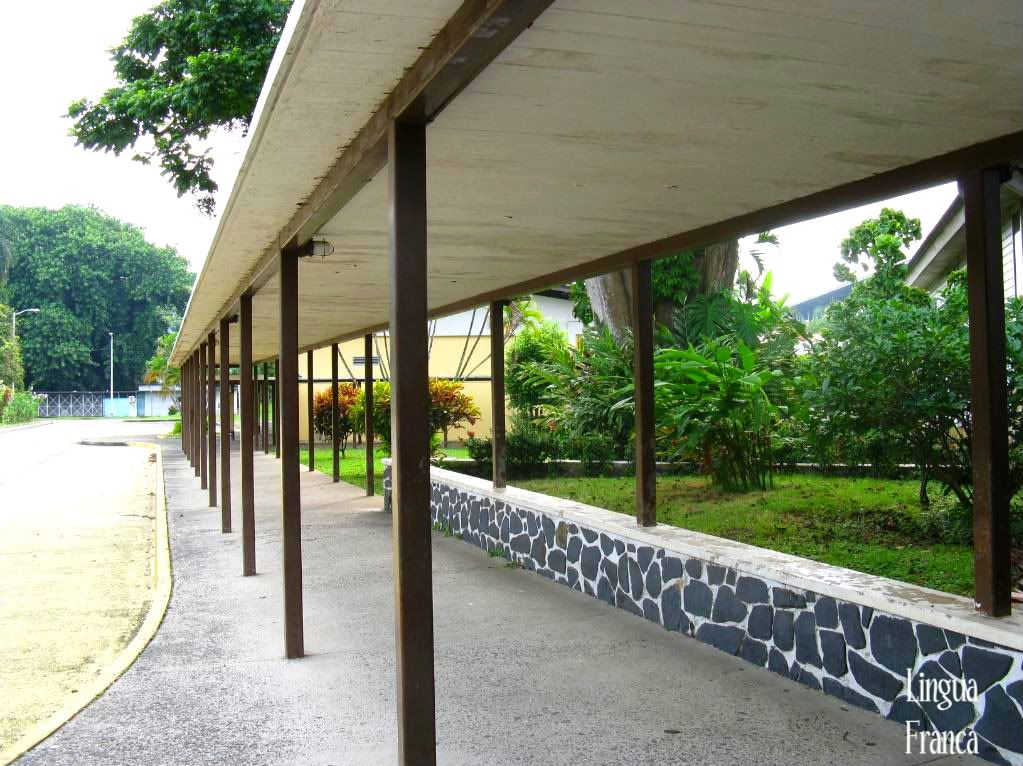 A view of the long covered corridor to protect the students from intense rain during the rainy season. (Credit: Omar Upegui R.)